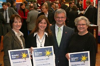 Der Gründerpreis "Gründerstar 2009" wurde Christine Thom-Forde aus Stade (Mitte) von Landrat Michael Roesberg verliehen, Sonderpreise erhielten Andrea Buck-Beckdorf aus Hedendorf-Neukloster (links) und Agnes Mans aus Buxtehude. Foto: Lohmann